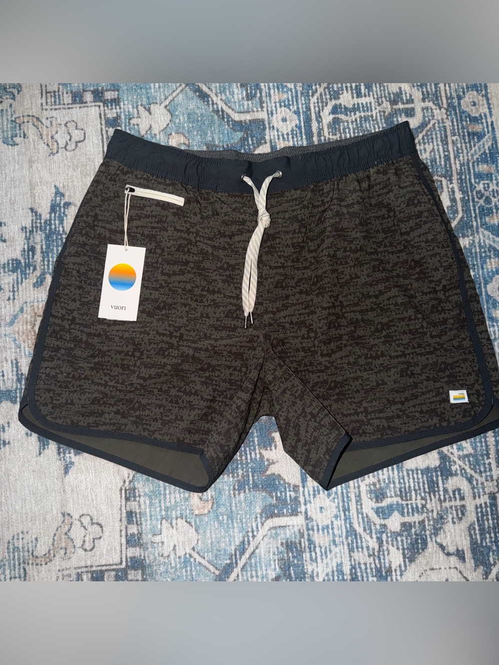 Vuori Men’s Charcoal Patterned Hybrids with grey Waistband
